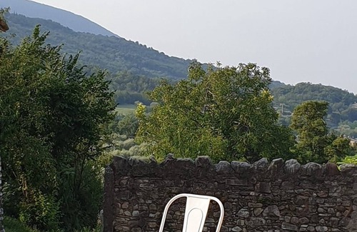 Caprino Veronese Cabaña | Auténtica casa de vacaciones italiana restaurada para 4 personas.