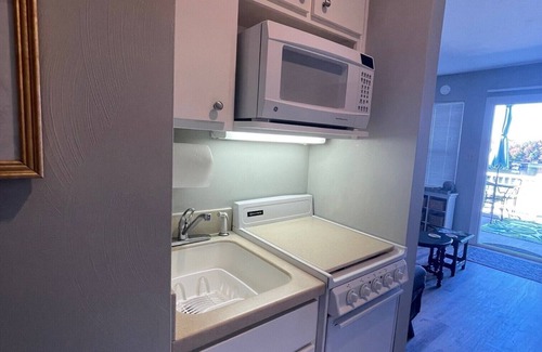 North Shore Condominio | Nov or Dec Special-Traveling Nurses /Professional-2 nights,1 week or 29 nights.