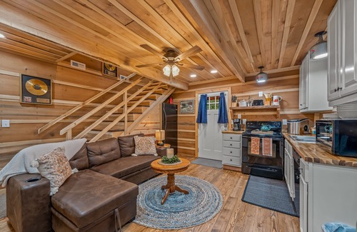 Fort Payne Cabina | Autumn Skies and Falling leaves on Lookout Mtn! hot tub,fire-pit;
