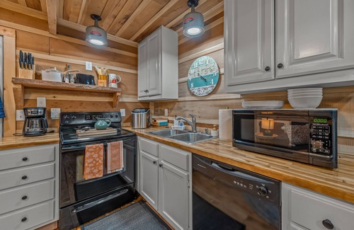 Fort Payne Cabina | Autumn Skies and Falling leaves on Lookout Mtn! hot tub,fire-pit;