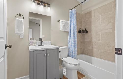 Logan Casa | -AVAIL NEW BOOKING PROMOTIONS - Secluded Cabin King Bed XBOX WIFI HotTub Games Firepit Close to Hiking Trails
