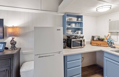 Oil City Apartamento | Avail this weekend, Romantic, Kayaks!