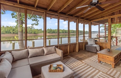 Shreveport Cabina | Avail this weekend! Scenic River Views!