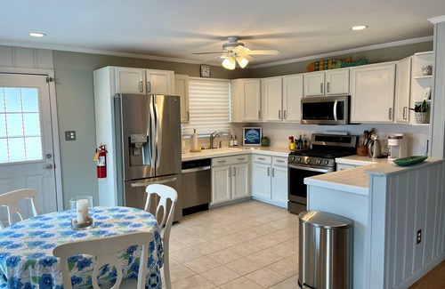 Avalon Casa | Avalon 3BR Bayside Retreat: Sleeps 7, Large Porch, Outdoor Shower & Grill