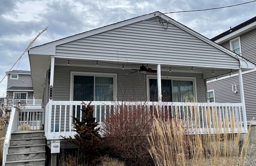 Avalon Casa | Avalon 3BR Bayside Retreat: Sleeps 7, Large Porch, Outdoor Shower & Grill