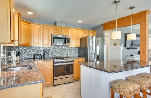 Avalon Condominio | Avalon Vacation Rental w/ Porch & Grill!