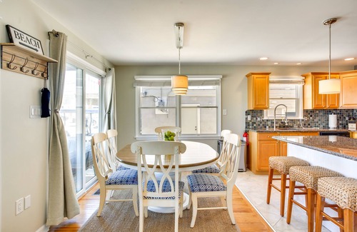 Avalon Condominio | Avalon Vacation Rental w/ Porch & Grill!