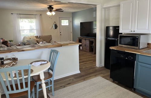 Avon Lake Cabaña | Avon Lake Updated 2 Bedroom Cottage near Lake Erie on Very Quite Wooded Street