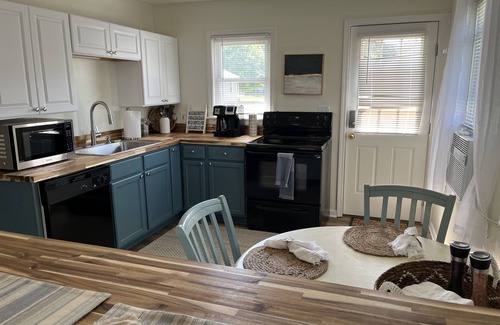 Avon Lake Cabaña | Avon Lake Updated 2 Bedroom Cottage near Lake Erie on Very Quite Wooded Street