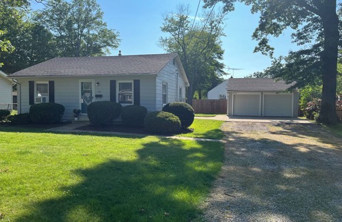 Avon Lake Cabaña | Avon Lake Updated 2 Bedroom Cottage near Lake Erie on Very Quite Wooded Street