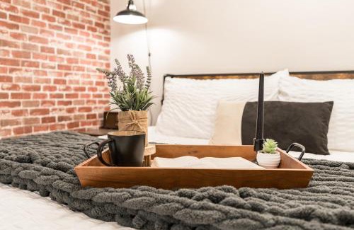 Boise Casa | Awaken Your Senses King Bed Bsu Parking