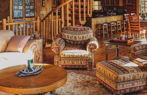 Galena Cabina | Award-winning custom log cabin. 2 min away from Chestnut Mountain ski resort