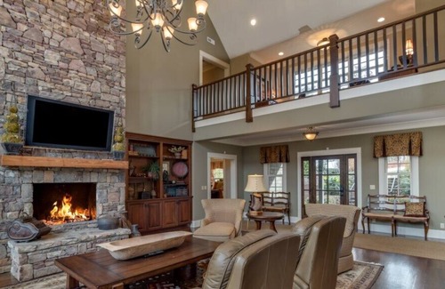 Mill Spring Casa | Awe-inspiring views, mansion in mountains with fireplace