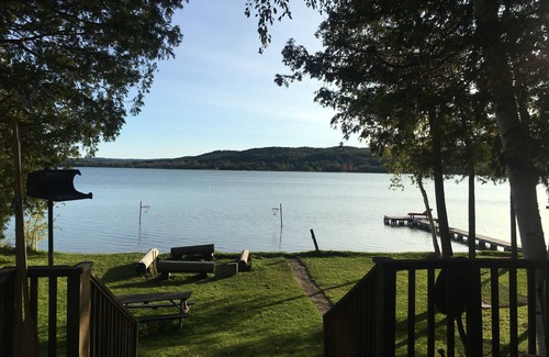 Boyne City Cabaña | Justo en el agua .. Gran natación, puestas de sol y la vida del lago!