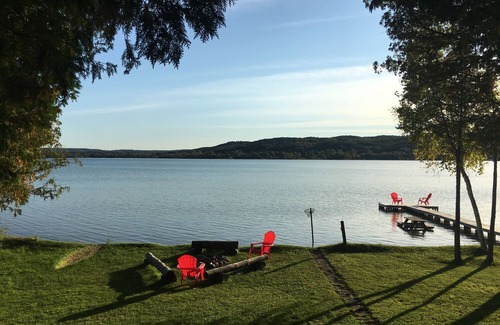 Boyne City Cabaña | Justo en el agua .. Gran natación, puestas de sol y la vida del lago!