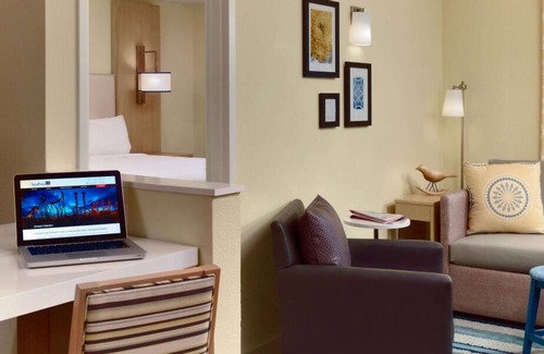 Burlington Casa | Awesome Find! Kitchen, Pool, FREE Parking & Bfast, Close to Willard Woods!