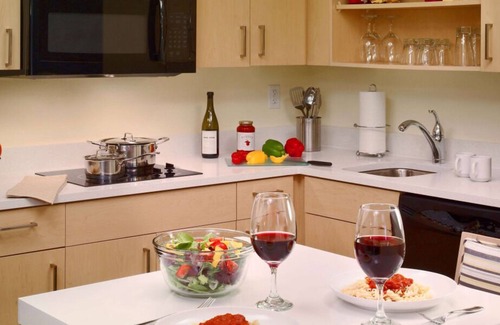 Burlington Casa | Awesome Find! Kitchen, Pool, FREE Parking & Bfast, Close to Willard Woods!