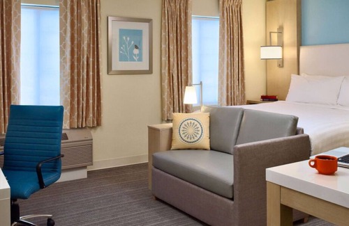 Burlington Casa | Awesome Find! Kitchen, Pool, FREE Parking & Bfast, Close to Willard Woods!