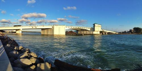 Madeira Beach Apartamento | Awesome Florida Cottage - 2b 1b - Surf Song #113