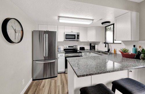 Canyon Rim Casa | AWESOME FULLY REMODELED TOWNHOUSE NEAR MOUTAINS AND CITY W/ NEW EVERYTHING