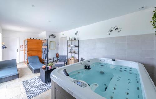 Belves-de-Castillon Casa | Awesome Home In Belves-De-Castillon