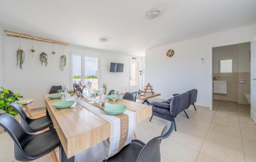 Belves-de-Castillon Casa | Awesome Home In Belves-De-Castillon