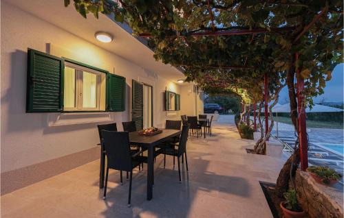 Dicmo Casa | Awesome Home In Dicmo Prisoje