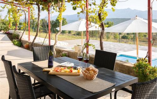 Dicmo Casa | Awesome Home In Dicmo Prisoje