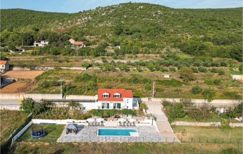 Dicmo Casa | Awesome Home In Dicmo Prisoje