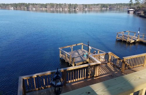 Wetumpka Casa | IMPRESIONANTE vista en la propiedad frente al lago w / cubiertas y muelle en el lago Jordan