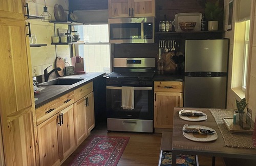 Painted Post Cabina | Ayers' Acres ~ Cabin 4, cozy cabin near Corning-Watkins Glen-Finger Lakes