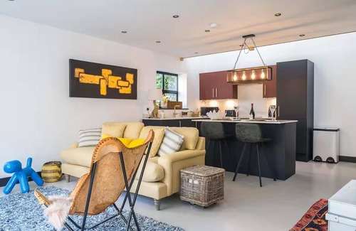 Aylesford Casa | Aylesford-house-sleeps 2 & 1 Infant-parking-garden
