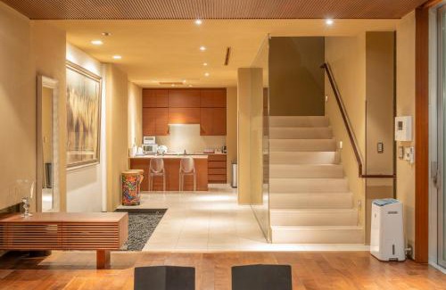 Higashiazabu Casa | Azabu Modern House The Tokyo Tower can be seen from the villa 500m2