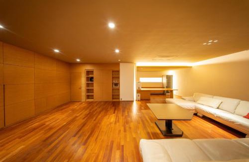 Higashiazabu Casa | Azabu Modern House The Tokyo Tower can be seen from the villa 500m2