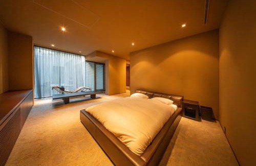 Higashiazabu Casa | Azabu Modern House The Tokyo Tower can be seen from the villa 500m2