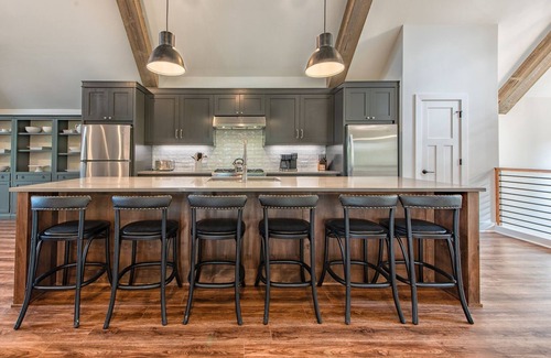 Lake Norman of Catawba Cabina | Azalea Retreat by AvantStay | Sleeps 34 & Pool