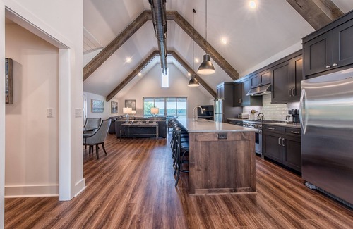 Lake Norman of Catawba Cabina | Azalea Retreat by AvantStay | Sleeps 34 & Pool