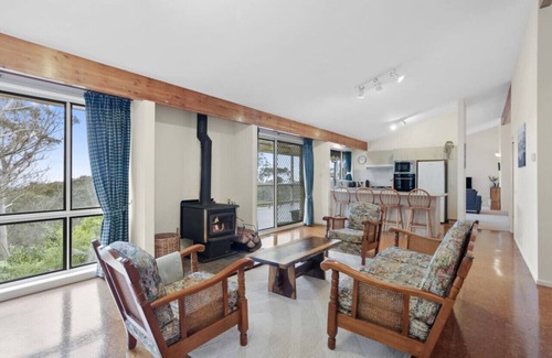 Wentworth Falls Casa | Azimuth - Spacious Family Retreat with City Views