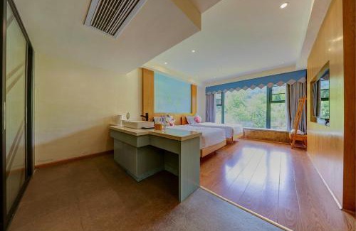 Wulingyuan Hotel | Azure Peaks-English Services-At National Forest Park with Free Shuttle