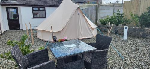Rhosgoch Otro | B&B Glamping Bell Tents at The Ring Pub
