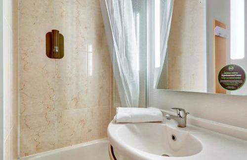 Clermont-Ferrand Hotel | B&B HOTEL Clermont-Ferrand Le Brézet Aéroport