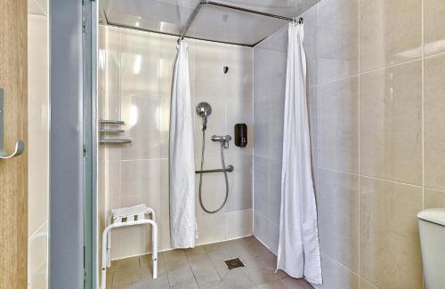 Clermont-Ferrand Hotel | B&B HOTEL Clermont-Ferrand Le Brézet Aéroport