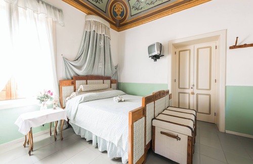 Leni Casa | B&B Villa Pittorino: Giuliana Room in Salina cir 19083037C100309