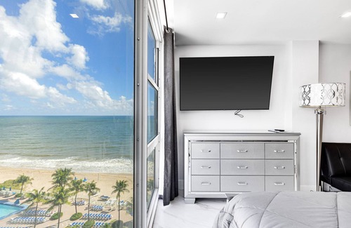 Galt Mile Hotel | EN LA B. E.A. C.H..5 estrellas comentarios! Renovado, Cerca de cruceros. Mini estancias disponibles