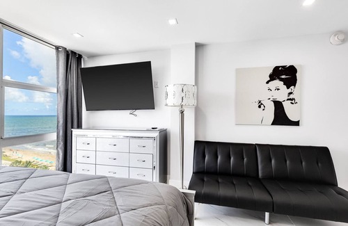 Galt Mile Hotel | EN LA B. E.A. C.H..5 estrellas comentarios! Renovado, Cerca de cruceros. Mini estancias disponibles