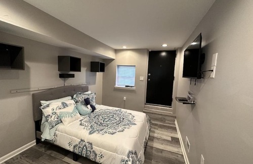 Baltimore Apartamento | B-more 4 Less! 2Br Peaceful & Pet Friendly Condo Near Everything!
