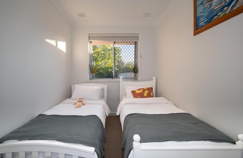 Ascot Casa | B1 AirportHaven - Free Parking & Modern Comfort