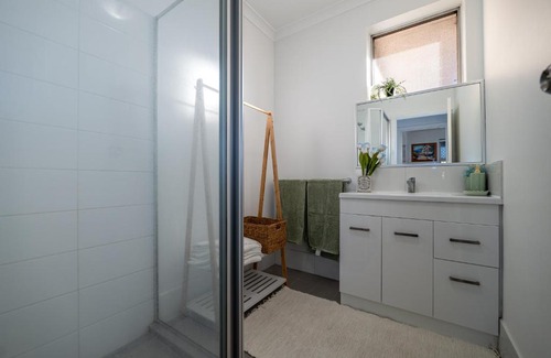 Ascot Casa | B1 AirportHaven - Free Parking & Modern Comfort
