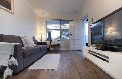 Ascot Casa | B1 AirportHaven - Free Parking & Modern Comfort