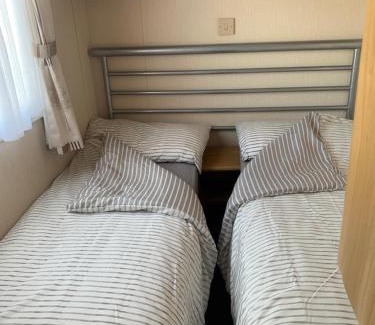 Towyn Casa | B58 3bed caravan, sleeps up to 8, free Wi-Fi, parking